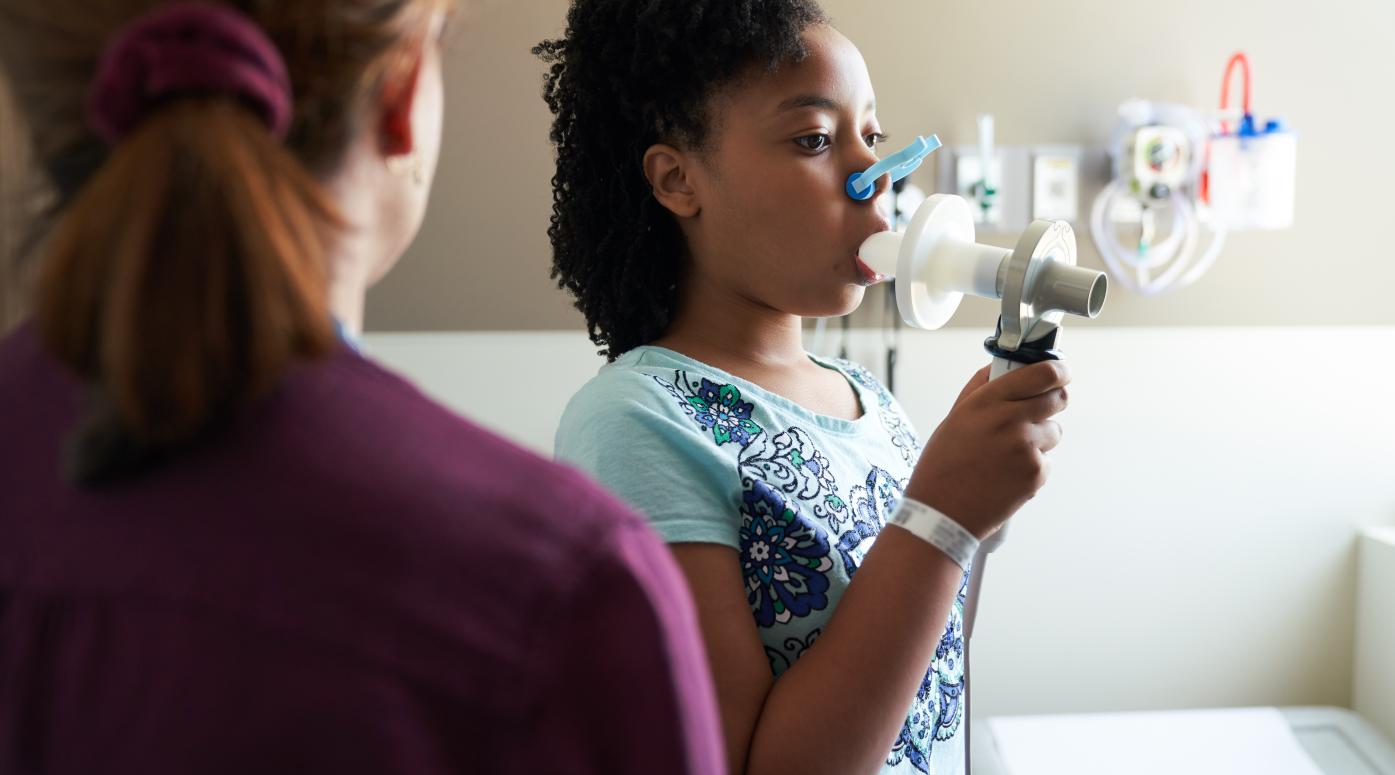 Child uses nebulizer 