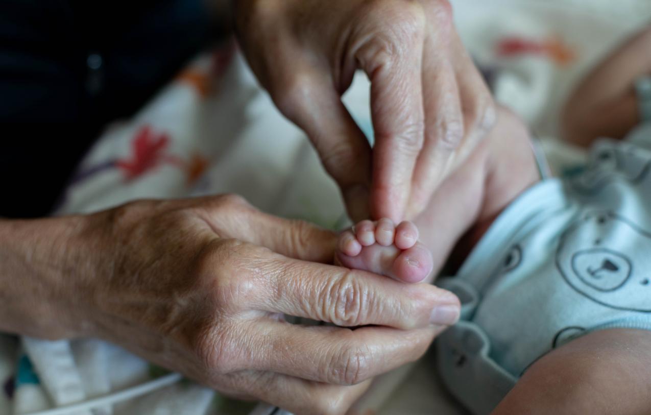 Doctor holds baby's toes