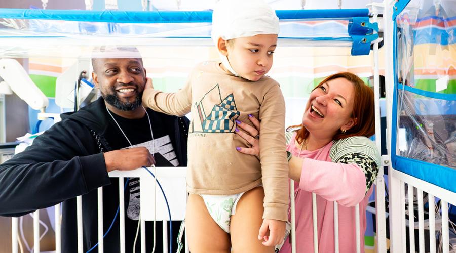 Patient Roger Andrews III, spends time with parents Jackie Laxalt and Roger Andrews II at UCSF Benioff Children's Hospital Oakland on Wednesday, March 26, 2025. (Photo by Noah Berger)